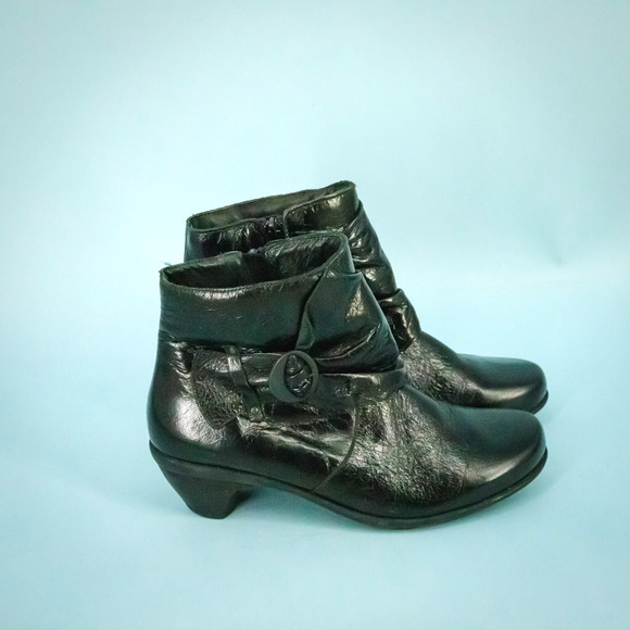 Naot 38 Size 7-7.5 Black Leather Buckle Detail Side Zip Comfort Ankle Boots - Picture 3 of 8